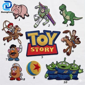 Könnte beinhalten: Eine Sammlung von zehn gestickten Aufnähern mit Charakteren und dem Logo von Toy Story. Das Set enthält ein Schwein, einen Weltraum-Ranger, einen grünen Dinosaurier, eine Cowgirl auf einem Pferd, das Toy Story-Logo, einen Cowboy auf einem Pferd, Mr. Potato Head, Mrs. Potato Head, einen Ball und drei grüne Außerirdische.