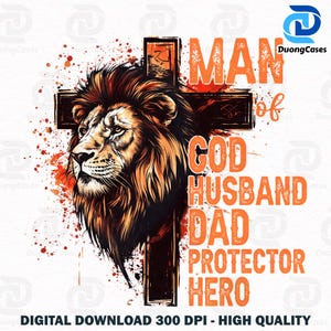 Może przedstawiać: Cyfrowy projekt graficzny do pobrania przedstawiający głowę lwa przed krzyżem z tekstem "Man of God Husband Dad Protector Hero" w pomarańczowych literach. Tło to wzór czerwonych i pomarańczowych plam. Tekst "Pobierz cyfrowo 300 DPI - Wysoka jakość" znajduje się na dole obrazu.