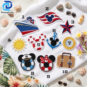 Op de afbeelding: Een verzameling van tien geborduurde patches met nautische en vakantiethema's, waaronder een cruiseschip, een ster, een zon, reddingsboeien met muizenoortjes, een anker, een patrijspoort en een koffer, genummerd van één tot en met tien.