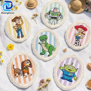 Può includere: Sei toppe ricamate ovali con i personaggi di Toy Story: Woody, Buzz Lightyear, Jessie, Rex, Slinky Dog e un Alien. Ogni toppa ha un bordo smerlato e uno sfondo a righe in vari colori pastello, con dettagliati ricami dei personaggi.