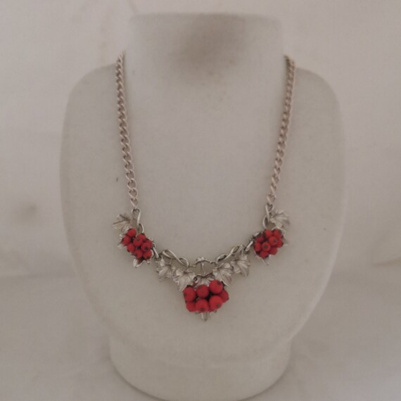 ★VINTAGE HOLLYWOOD★ Vine Beads Necklace Vintage Signed HOLLYWOOD Gold Tone Vine Leaf Red Glass Berry