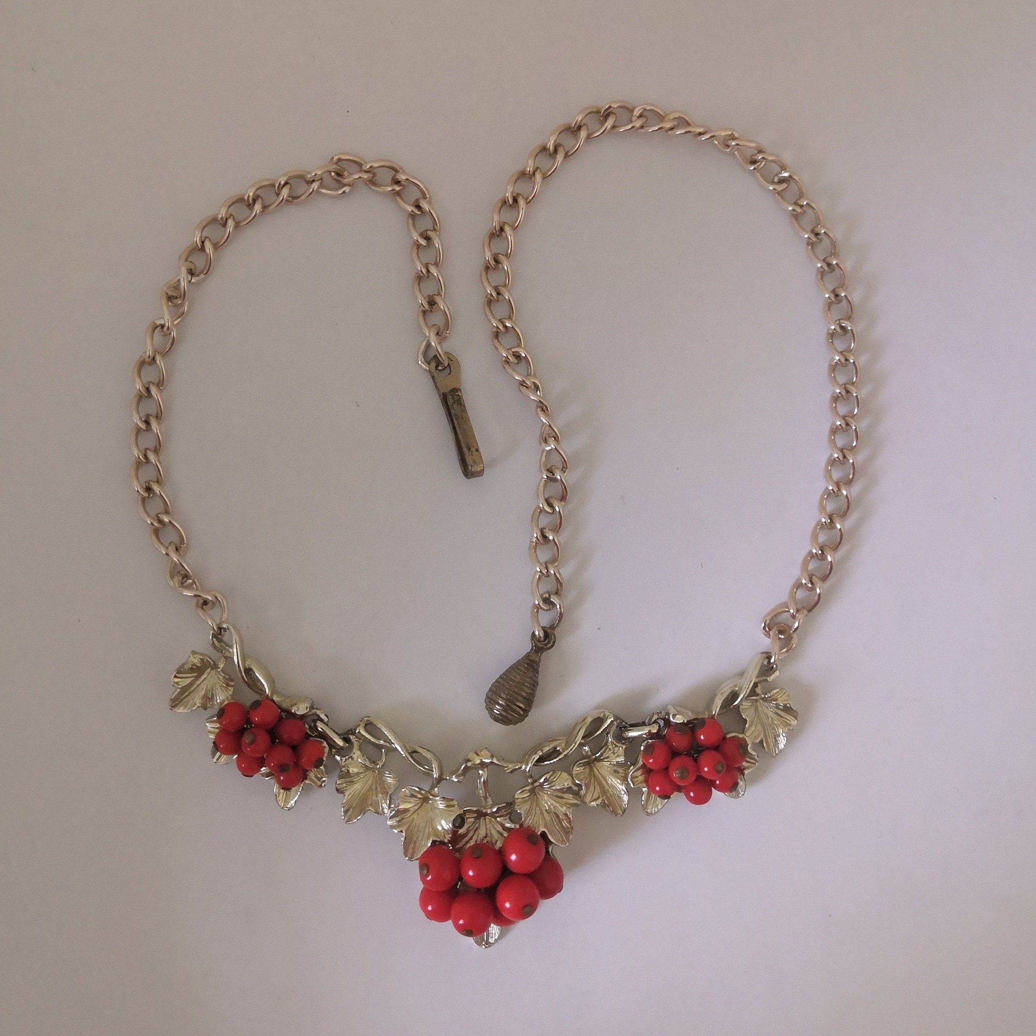 ★VINTAGE HOLLYWOOD★ Vine Beads Necklace Vintage Signed HOLLYWOOD Gold Tone Vine Leaf Red Glass Berry