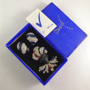 Vintage signierte Pierre Lang Blackamoor Brosche mit passenden Ohrclips in Original Box und Broschüre