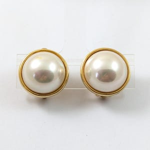 Pendientes de clip vintage firmados con diseño de esfinge y perlas de imitación Mabe: tono dorado.
