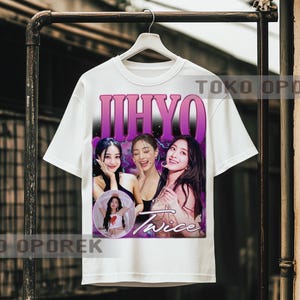Puede incluir: Camiseta blanca con un gr&aacute;fico de tres mujeres, la palabra "JIHYO" en morado encima y "Twice" en cursiva debajo. Tambi&eacute;n hay una peque&ntilde;a imagen circular de una mujer.