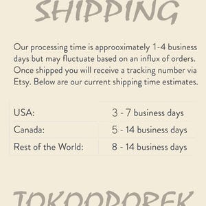 Puede incluir: Gr&aacute;fico color crema con la palabra "SHIPPING" en una fuente estilizada. El texto a continuaci&oacute;n detalla los tiempos de procesamiento y env&iacute;o para EE. UU. (3-7 d&iacute;as h&aacute;biles), Canad&aacute; (5-14 d&iacute;as h&aacute;biles) y el resto del mundo (8-14 d&iacute;as h&aacute;biles). La palabra "TOKOOPOREK" est&aacute; en la parte inferior.