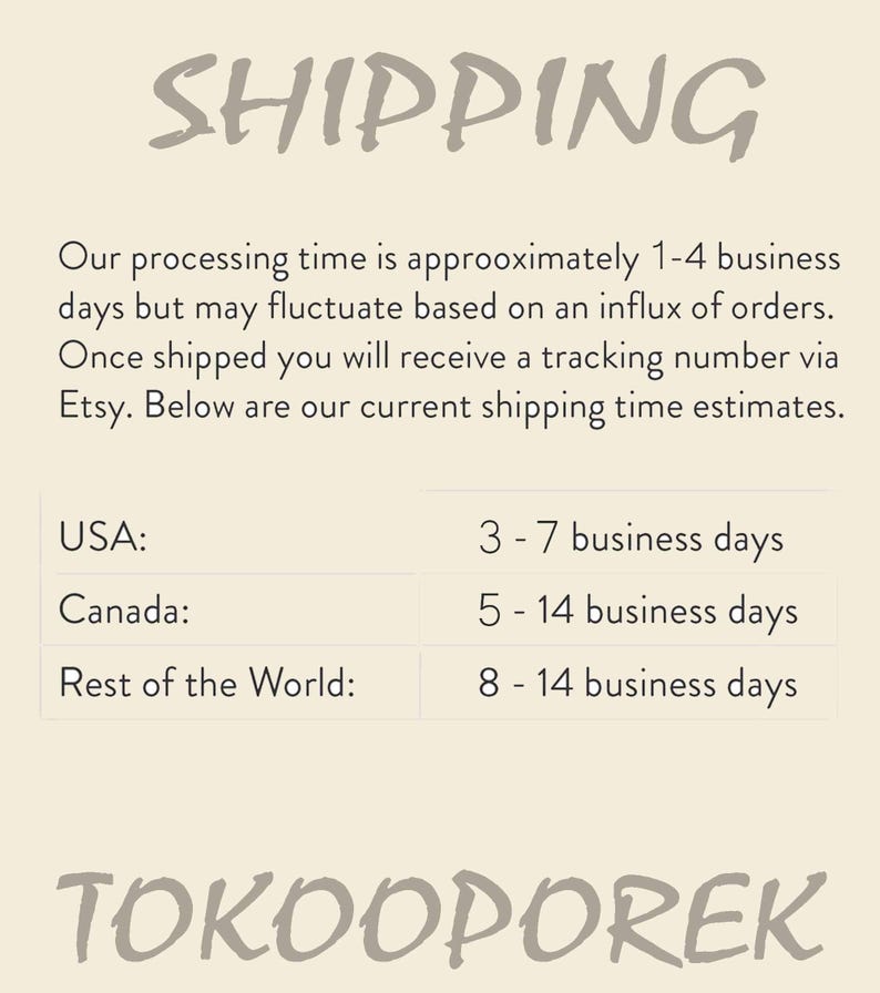 Puede incluir: Gr&aacute;fico color crema con la palabra "SHIPPING" en una fuente estilizada. El texto a continuaci&oacute;n detalla los tiempos de procesamiento y env&iacute;o para EE. UU. (3-7 d&iacute;as h&aacute;biles), Canad&aacute; (5-14 d&iacute;as h&aacute;biles) y el resto del mundo (8-14 d&iacute;as h&aacute;biles). La palabra "TOKOOPOREK" est&aacute; en la parte inferior.
