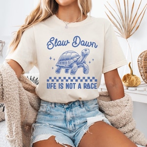 Koszulka Slow Down Turtle, słodka koszulka Tortoise, życie na wolnym pasie, powolny poranek, powolne chodzenie, barwiona odzieżą koszulka unisex
