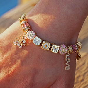 Pulsera con nombre personalizado y dijes / Joyas de oro de 18k personalizadas / Pulsera apilable para mamá / Regalo para ella / Pulsera de cuentas
