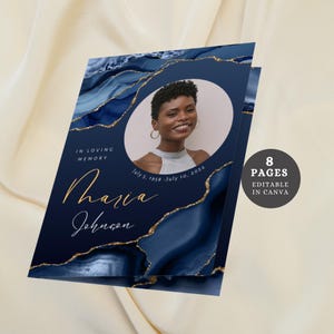 Plantilla de programa funerario de Canva en azul marino y dorado. Folleto funerario editable de 8 páginas. Plantilla de obituario personalizado para servicio conmemorativo.