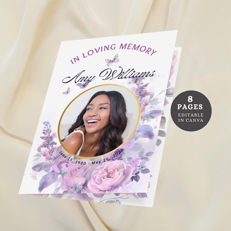 Puede incluir: Una plantilla de folleto conmemorativo de 8 p&aacute;ginas con un dise&ntilde;o floral morado y una foto de una mujer. El texto dice "En memoria cari&ntilde;osa Amy Williams 15 de junio de 1980 - 26 de mayo de 2020". La plantilla es editable en Canva.