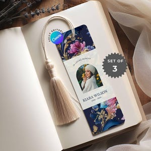 Op de afbeelding: Een set van drie gedenkboekmarkeringen met een marineblauw bloemmotief en een foto. Elke bladwijzer heeft een kwast en de tekst "In Loving Memory" en "Kiara Wilson 1999-20XX".