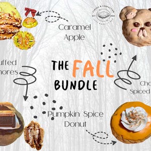 Op de afbeelding: Een verzameling herfst-donuts, waaronder een karamel-appel-donut, een pompoenspecerij-donut, een chai-gekruide peer-donut en een gevulde s'mores-donut. De donuts zijn in een cirkel gerangschikt met de tekst "THE FALL BUNDLE" in het midden.