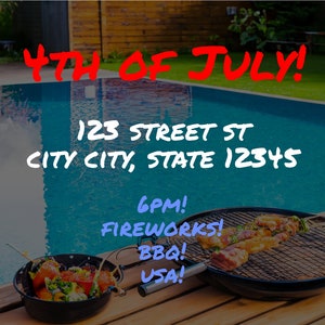 Puede incluir: Una invitación a una celebración del 4 de julio junto a la piscina. La invitación incluye la fecha, la hora, la dirección y detalles sobre el evento, incluyendo fuegos artificiales, barbacoa y ¡EE. UU.! La imagen presenta una piscina, una terraza de madera y una parrilla con comida.
