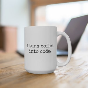 Könnte beinhalten: Weiße Keramik-Kaffeetasse mit dem Text "I turn coffee into code." in Schwarz gedruckt.