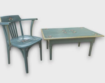 Conjunto compuesto por una mesa de centro rectangular y un sillón de madera, pintados a mano por Marie-Ange Tambara.