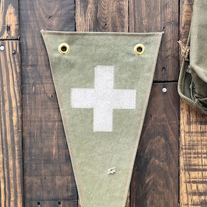 SWISS CROSS pennant - Cream color on green