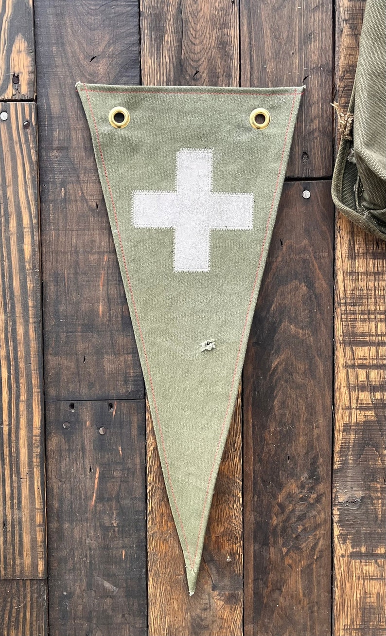 SWISS CROSS pennant Cream color on green image 1