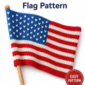 Könnte beinhalten: Eine gehäkelte amerikanische Flagge an einem Holzpfahl. Die Flagge hat ein blaues Feld mit weißen Sternen und rot-weißen Streifen. Der Text "Crochet American Flag Pattern" und "Instant Download PDF" sind sichtbar.