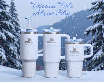 Stanley x LSF Holiday Toscana Toile Azul Alpino - Vaso Quencher H2.0 Flowstate de 40 oz o ProTour de 30 oz o 20 oz con grabado láser personalizado