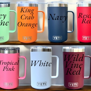 K&ouml;nnte beinhalten: Zehn Yeti Rambler Becher in verschiedenen Farben mit unterschiedlichem Text auf jedem Becher. Die Farben sind: Key Lime, King Crab Orange, Navy, Rescue Red, Tropical Pink, Wei&szlig;, Wild Vine Red.