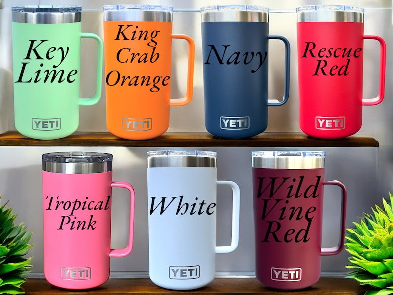 K&ouml;nnte beinhalten: Zehn Yeti Rambler Becher in verschiedenen Farben mit unterschiedlichem Text auf jedem Becher. Die Farben sind: Key Lime, King Crab Orange, Navy, Rescue Red, Tropical Pink, Wei&szlig;, Wild Vine Red.