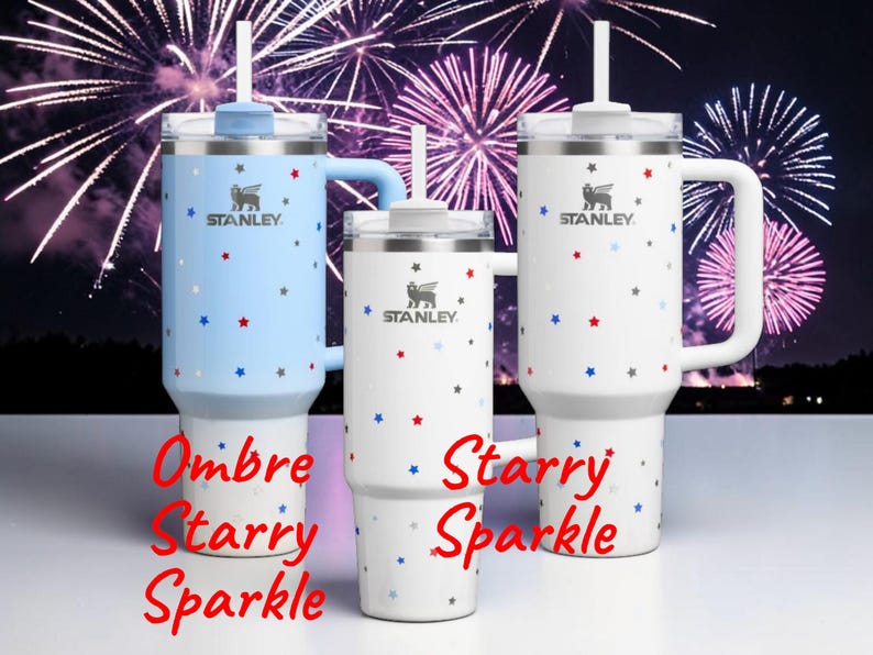 Pu&ograve; includere: Tre bicchieri isolati Stanley con coperchi e cannucce. Uno &egrave; azzurro con stelle rosse, bianche e blu. Gli altri due sono bianchi con stelle rosse, bianche e blu. Il testo "Ombre Starry Sparkle" e "Starry Sparkle" &egrave; scritto sui bicchieri.