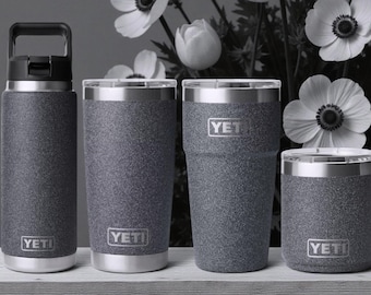 YETI - Schwarzer Stein - Personalisierte Lasergravur 20 Unzen Becher, 20 Unzen stapelbarer Becher, 26 Unzen Rambler Flasche oder 10 Unzen Lowball
