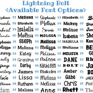 K&ouml;nnte beinhalten: Eine Liste von 91 Schriftoptionen zur Personalisierung, mit Namen wie Melissa, Stephanie und Adam. Der Text ist in verschiedenen Stilen, von kursiv bis fett, mit den Worten "Lightning Bolt" und "Available Font Options" oben.