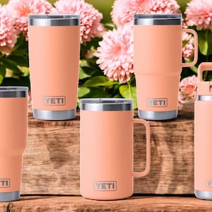 Bicchiere YETI da 30 e 20 once personalizzato inciso al laser, tazza Rambler da 24 once, tazza Stronghold da 20 once e bottiglia Rambler da 26 once - Corallo