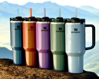 Colección Stanley Hammertone - Vaso H2.0 Quencher Flowstate de 40 oz con grabado láser personalizado - Arcilla, Verde, Laca, Lila, Plata