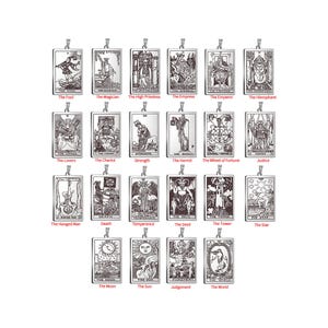 Könnte beinhalten: Ein Set mit 22 silbernen Anhängern, die die großen Arkana Tarotkarten zeigen. Jeder Anhänger zeigt eine andere Karte aus dem Deck, darunter Der Narr, Der Magier, Die Hohepriesterin, Die Kaiserin, Der Kaiser, Der Hierophant, Die Liebenden, Der Wagen, Die Kraft, Der Einsiedler, Das Rad des Schicksals, Die Gerechtigkeit, Der Gehängte, Der Tod, Die Mäßigkeit, Der Teufel, Der Turm, Der Stern, Der Mond, Die Sonne, Das Gericht und Die Welt.