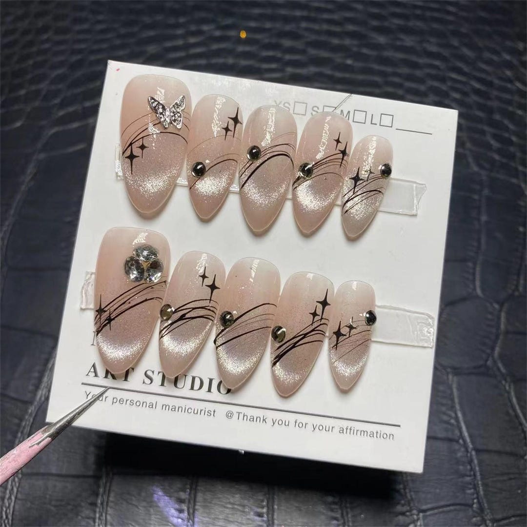 New Arrival Handmade Wearable Nails Almond Shape Cat Eye Effect new-arrival-handmade-wearable-nails-almond-shape-cat-eye-effect