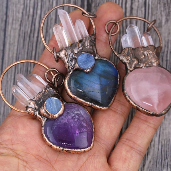 Colgantes de cristal rosa amatista con piedra labradorita en forma de corazón, aros de cobre antiguo soldados con cuentas de aguamarina.