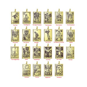 Pode incluir: Pingentes dourados de cartas de tarô, cada um com uma carta diferente do baralho. As cartas incluem O Louco, O Mágico, A Sacerdotisa, A Imperatriz, O Imperador e mais. Cada pingente tem um pequeno laço.