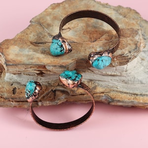 Pulseira de turquesa natural irregular com solda de cobre antigo, pulseira de turquesa natural preciosa banhada a ouro 18K com propriedades terapêuticas, para homens e mulheres.