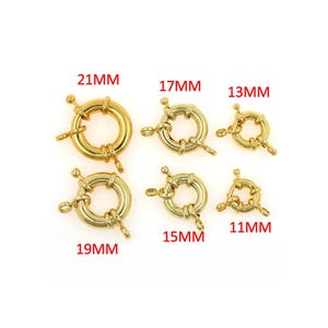 Puede incluir: Conjunto de 6 cierres de langosta de metal dorado en varios tamaños, que van desde 11 mm hasta 21 mm. Los cierres están diseñados con un anillo redondo y tres puntas.