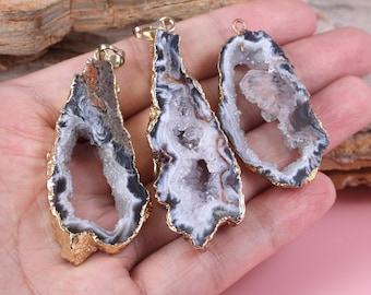 Colgante de rodaja de geoda de ágata drusa de forma irregular, elegante colgante de cuarzo ágata drusa con bordes chapados en oro de 18 quilates, para la creación de joyas DIY de collares