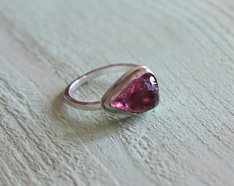 Anillo de plata de ley facetada con turmalina rosa talla rosa, hecho a mano, único en su tipo, talla 8.5