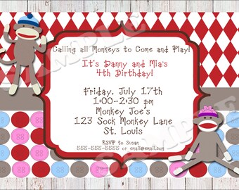 Puede incluir: Un fondo de patrón de diamantes rojos y blancos con un borde marrón. El texto "Calling all Monkeys to Come and Play! It's Danny and Mia's 4th Birthday!" está en el centro de la invitación. La invitación también incluye la fecha y la hora de la fiesta, la ubicación y la información de contacto para RSVP. Dos ilustraciones de monos de calcetín están a cada lado de la invitación.