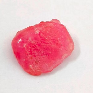 Rubino rosa naturale, vetro limato, pietra preziosa grezza e sciolta J77