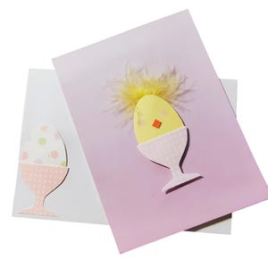 Oeuf de Pâques fait main avec un poussin duveteux - Carte de Pâques faite main pour enfants et adultes, cartes de printemps, cartes pour Pâques