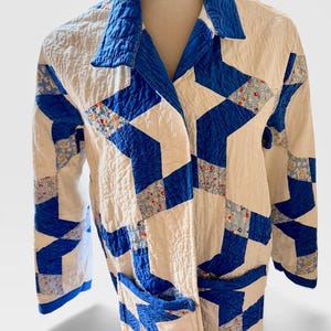 Handgefertigte Steppjacke mit blau-weißem geometrischem Muster. Aus einem Vintage-Steppstoff. Größe L. Ein wunderschönes Einzelstück.