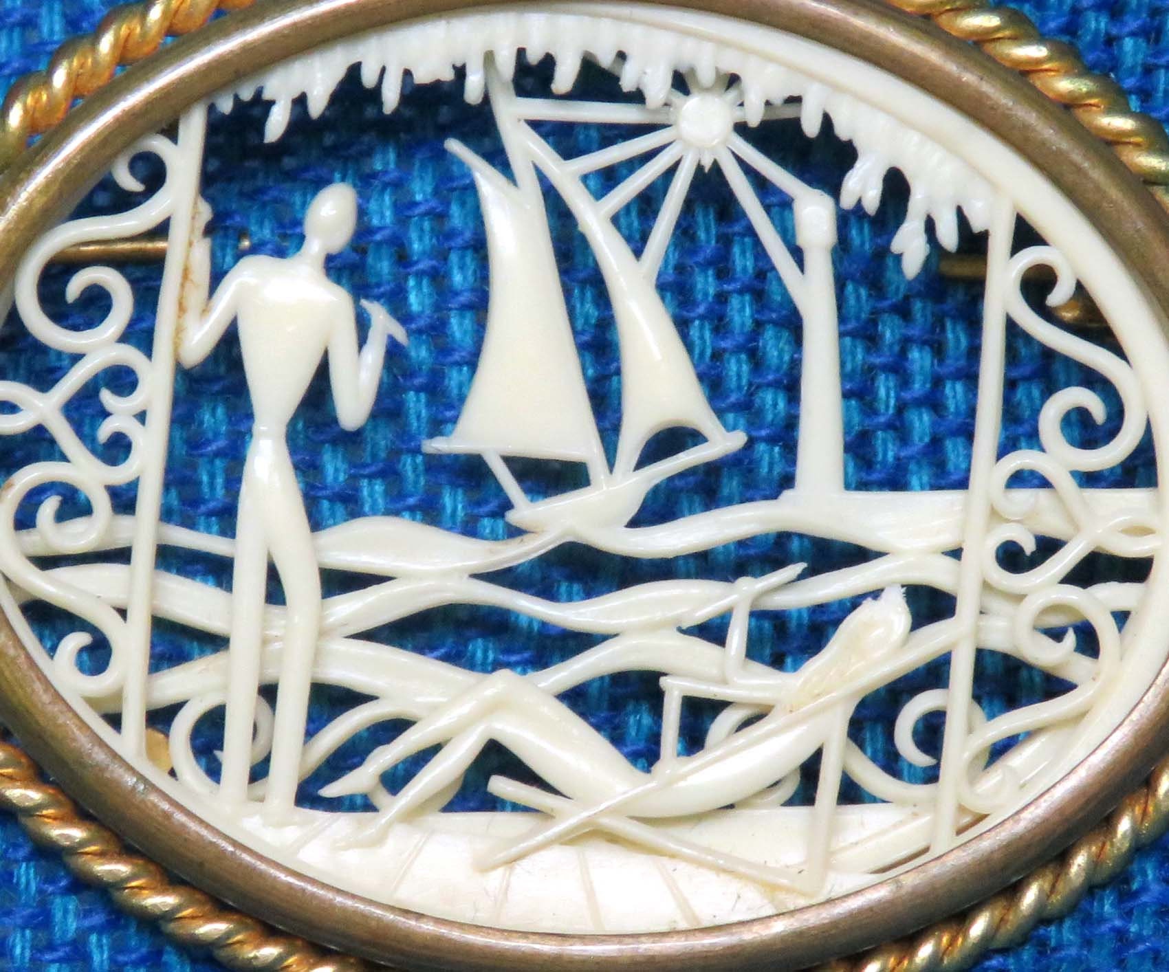 Broche Vintage En Celluloïd Découpé - Bateau à Voile, Couleur Beige, Métal Alliage