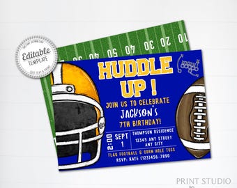 Puede incluir: Una tarjeta de invitación de cumpleaños rectangular con fondo azul, un casco de fútbol americano amarillo y un balón de fútbol marrón. El texto dice HUDDLE UP! JOIN US TO CELEBRATE JACKSON'S 7TH BIRTHDAY! SEPT 1 2:00 THOMPSON RESIDENCE.