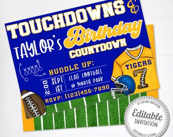 Puede incluir: Una invitación de cumpleaños de temática futbolística en azul y amarillo con el texto "Touchdowns & Taylor's Birthday Countdown". La invitación incluye un casco de fútbol americano, una camiseta de fútbol americano y un gráfico de campo de fútbol americano. El texto "Huddle Up: Sept 1st @ North Park RSVP: (123)456-7890" también está incluido.