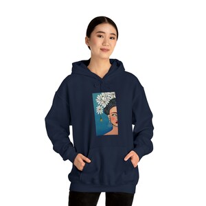 Frida mit Gänseblümchen Unisex Heavy Blend Kapuzen Sweatshirt Bild 7