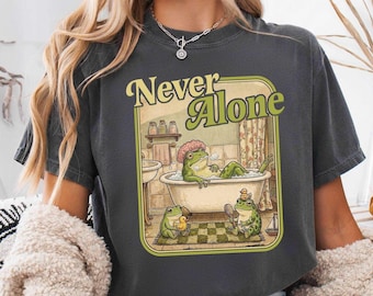 Grenouille jamais seule Png, bain de grenouille drôle PNG, joli cadeau de fête des mères, humour de maman Png, conception de chemise de maman de petit garçon, numérique de maternité sarcastique