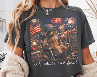 Rouge blanc et sauvage PNG, raton laveur drôle 4 juillet Png, raton laveur patriotique drôle boisson glacée café, raton laveur USA png, conception de chemise pour enfants Amérique