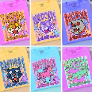Paquete de PNG de mascota escolar personalizada, camiseta infantil retro con texto llamativo, PNG para día de partido, PNG de nombre deportivo personalizado, equipo de porristas, regreso a clases a rayas